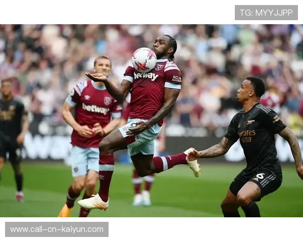 西汉姆联球迷集体欢庆，赢得阶段性胜利，西汉姆联球队